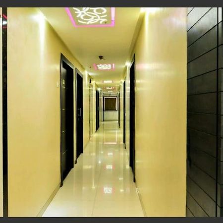 Skylawn Hotel Surat Ngoại thất bức ảnh