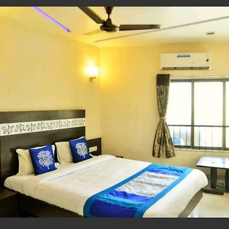 Skylawn Hotel Surat Ngoại thất bức ảnh